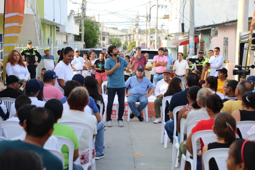 El alcalde Pumarejo socializa con la comunidad la obra ejecutada en el barrio
